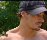 Isabelle annonce à Alexandre qu'elle l'a nominé et qu'il doit quitter l'île