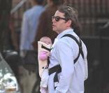 Matthew Broderick se promène avec une de ses jumelles à New York