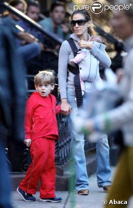 Sarah Jessica Parker se balade avec une de ses jumelles et son fils