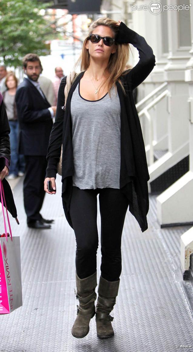 La belle Bar Refaeli en séance shopping, dans le quartier de West Village, à New York, en octobre 2009 !