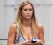 Quand la jolie Bar Refaeli fait du shopping chez Louis Vuitton... c'est avec un charmant inconnu !