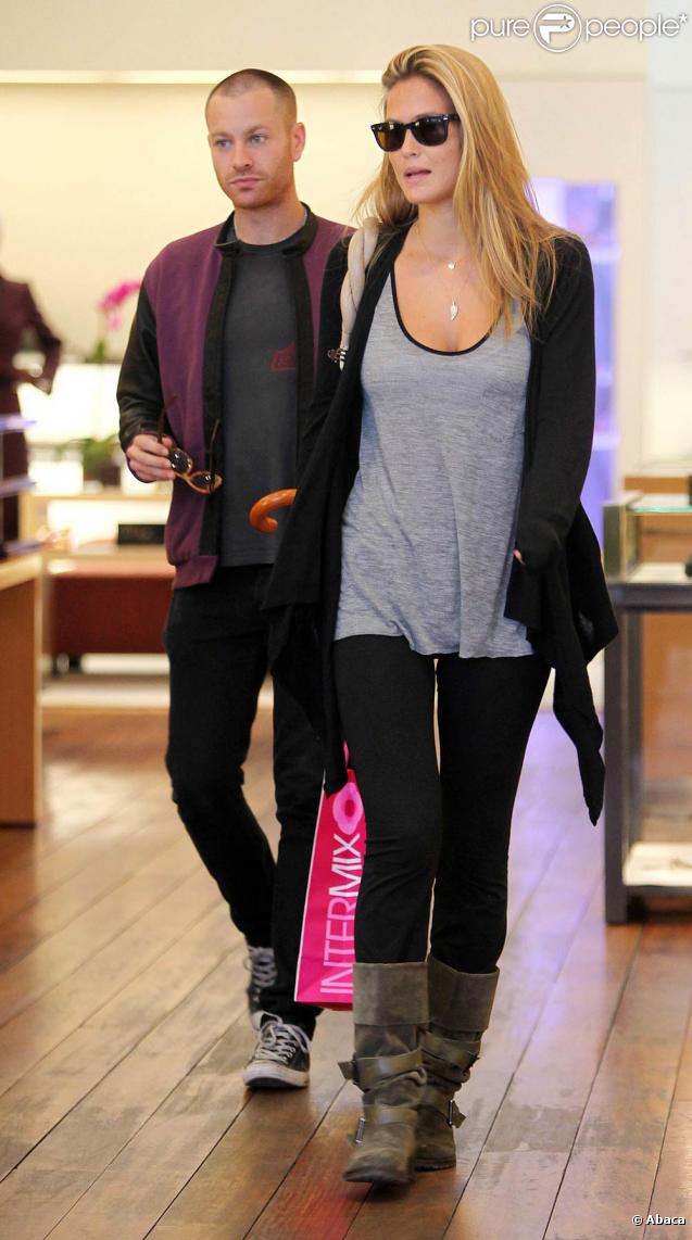 La belle Bar Refaeli en séance shopping, dans le quartier de West Village, à New York, en octobre 2009 !
