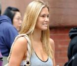 La belle Bar Refaeli en séance shopping, dans le quartier de West Village, à New York, en octobre 2009 !