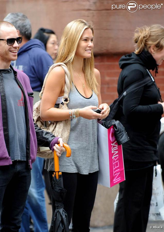 La belle Bar Refaeli en séance shopping, dans le quartier de West Village, à New York, en octobre 2009 !