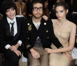 Irina Lazareanu, sean lennon et Charlotte Kamp Muhl au défilé Chanel