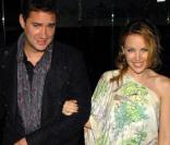 Kylie Minogue, à Los Angeles, accompagnée d'un ami. 05/10/09