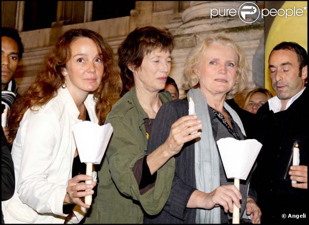 Philippine Leroy Beaulieu et Marie-Christine Barrault entoure Jane Birkin à l'origine de cette manifestation. 