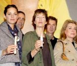 Les plus grandes stars, dont Marion Cotillard, Jane Birkin et Catherine Deneuve, étaient présentes mardi soir devant l'Hôtel de Ville. 