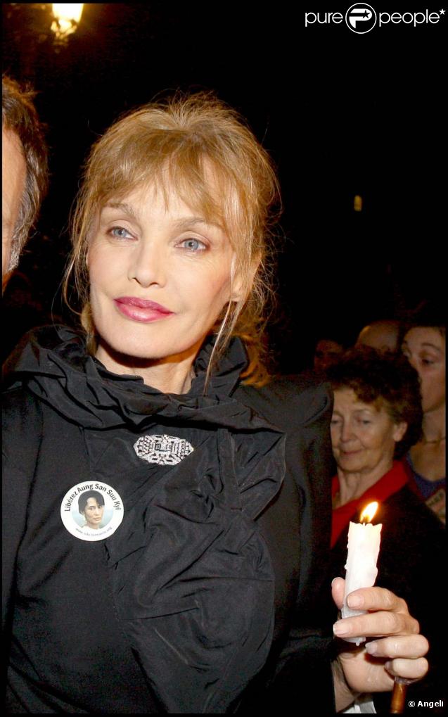 Arielle Dombasle parmi les centaines d'anonymes présents hier soir. 
