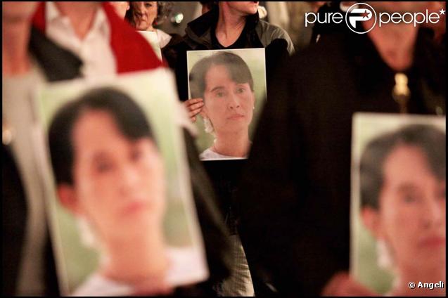 Dans la foule, beaucoup tenaient le portrait de la dissidente birmane dans leur bras. 