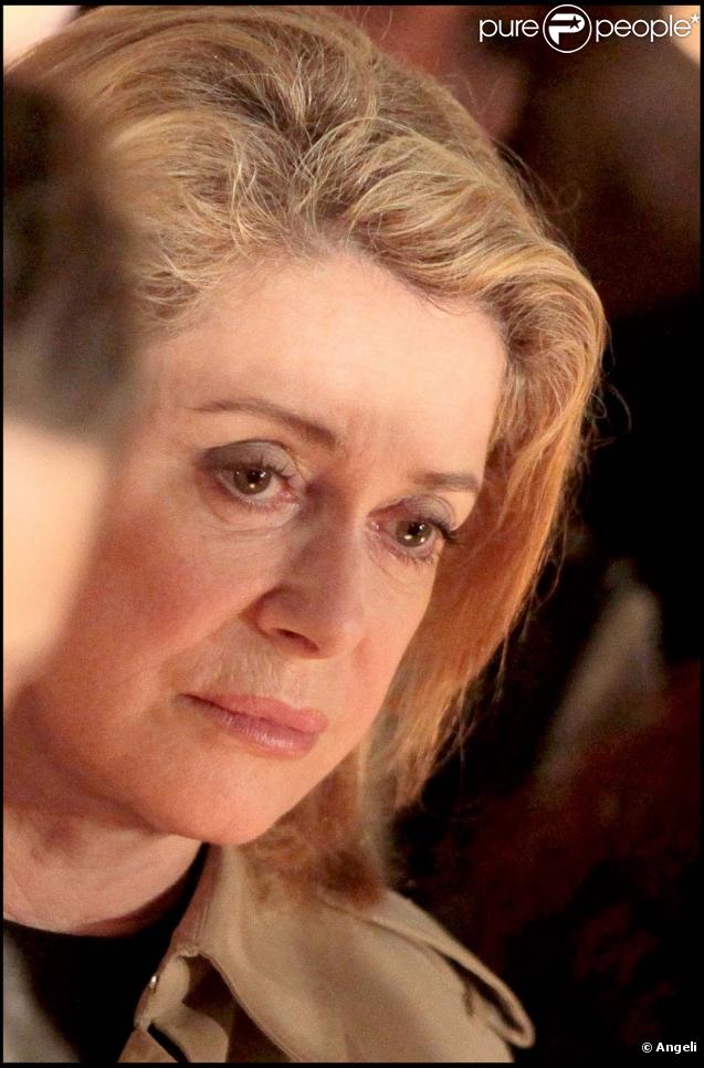 L'actrice Catherine Deneuve se fait plutôt rare, mais n'hésite pas quand la situation s'impose à répondre présent. 