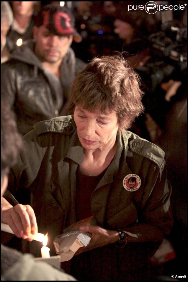 Jane Birkin avait demandé à chacun de venir avec une bougie pour cette veillée silencieuse. 