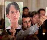 Emprisonnée dans sa résidence depuis 1994, Aung San Suu Kyi est ainsi écartée de la vie politique de son pays. 