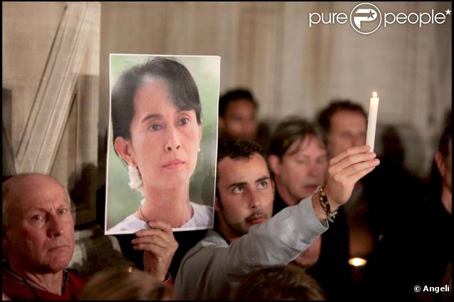 Emprisonnée dans sa résidence depuis 1994, Aung San Suu Kyi est ainsi écartée de la vie politique de son pays. 