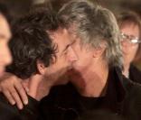 Une image rare : Jacques Higelin embrasse son fils Arthur H. 