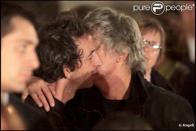 Une image rare : Jacques Higelin embrasse son fils Arthur H. 