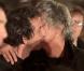 Une image rare : Jacques Higelin embrasse son fils Arthur H. 