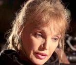Arielle Dombasle affiche aussi sur ses vêtements son soutien à la dissidente birmane. 