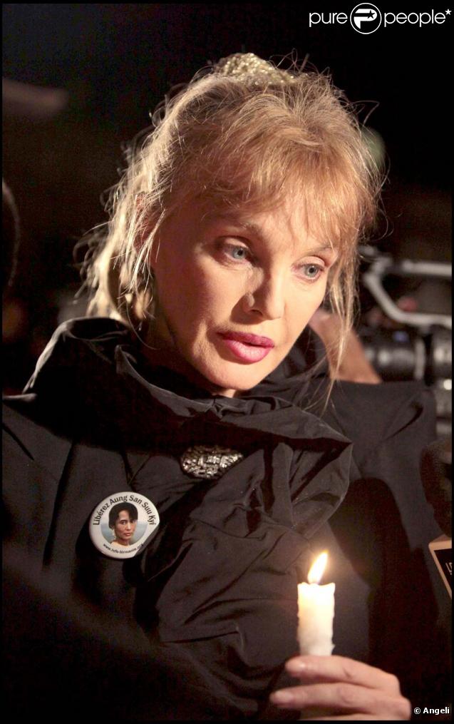 Arielle Dombasle affiche aussi sur ses vêtements son soutien à la dissidente birmane. 