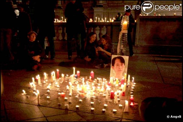 Le portrait d'Aung San Suu Kyi entouré de centaines de bougies devant l'Hôtel de Ville. 