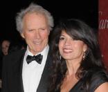Clint Eastwood, 79 ans, et sa femme, la journaliste Dina Ruiz, 44 ans. 