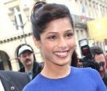 Freida Pinto sortant du défilé Louis Vuitton, le 7 octobre 2009