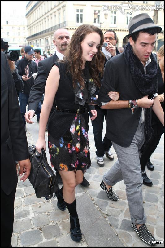 Leighton Meester sortant du défilé Louis Vuitton, le 7 octobre 2009