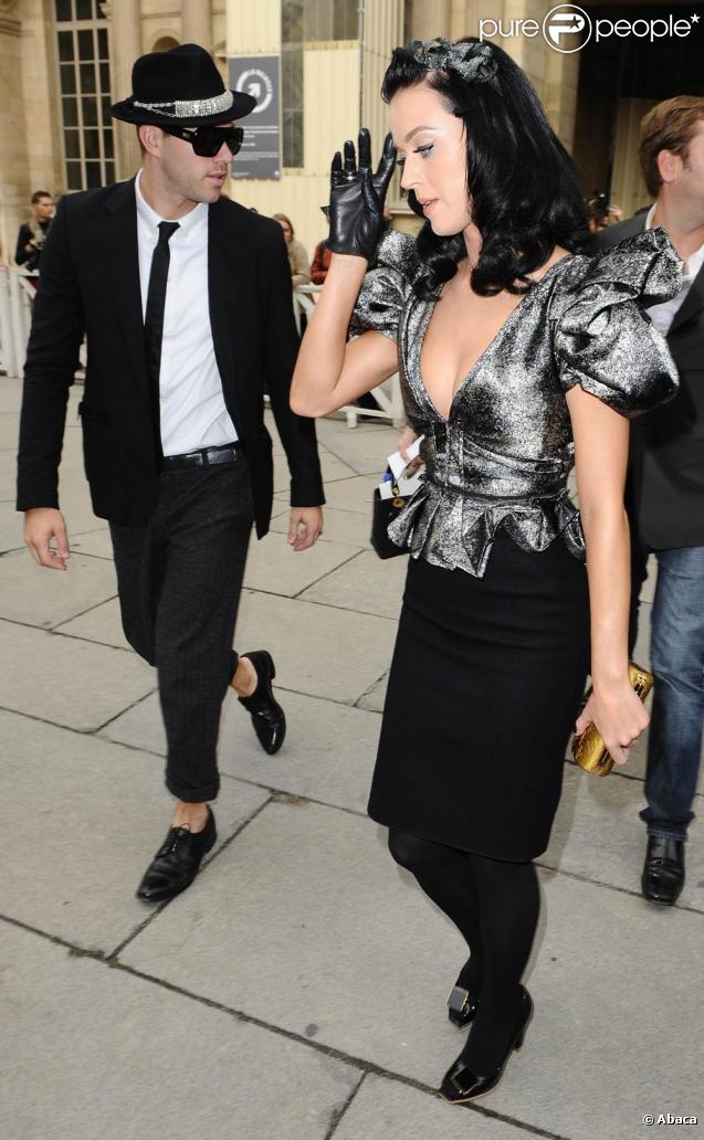 Katy Perry sortant du défilé Louis Vuitton, le 7 octobre 2009