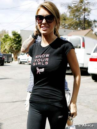 Audrina Patridge porte un t-shirt Know Your Girl et tient un bouquet de fleurs dans ses mains à Los Angeles le 7 octobre 2009