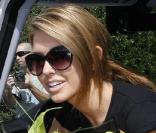 Audrina Patridge porte un t-shirt Know Your Girl et tient un bouquet de fleurs dans ses mains à Los Angeles le 7 octobre 2009