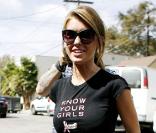 Audrina Patridge porte un bouquet de fleurs dans ses mains le 7 octobre à Los Angeles