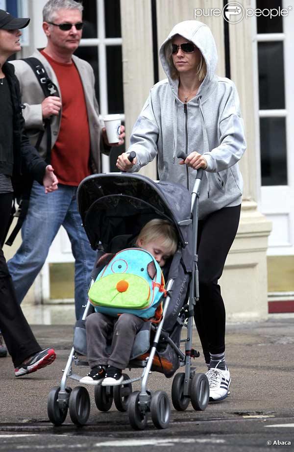 Naomi Watts et son mari Liev Schreiber vont chercher leur fils Alexander Pete, 2 ans, à l'école à New York