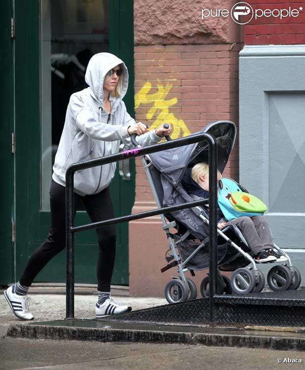 Naomi Watts et son mari Liev Schreiber vont chercher leur fils Alexander Pete, 2 ans, à l'école à New York
