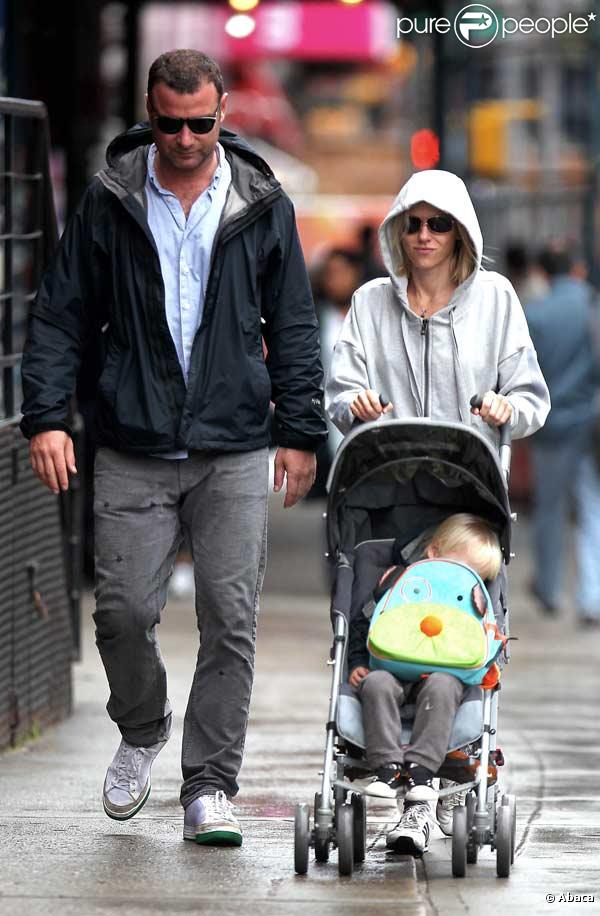 Naomi Watts et son mari Liev Schreiber vont chercher leur fils Alexander Pete, 2 ans, à l'école à New York