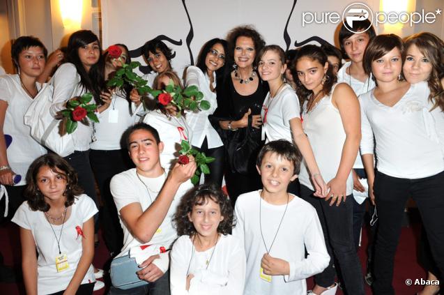 Deborah, Claudia Cardinale et les enfants au 16ème concert annuel Faire Face pour venir en aide aux enfants atteints du SIDA à l'Opéra d'Avignon le 10 octobre 2009