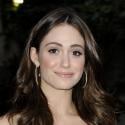 La charmante Emmy Rossum, à peine divorcée... s'affiche avec son nouveau chéri ! Euh... c'est un Yéti ?