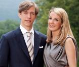 La famille grand-ducale du Luxembourg prend la pose dans les jardins du palais : ici, le prince Louis et sa femme la princesse Tessy 