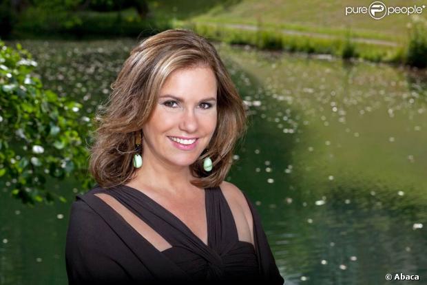 La famille grand-ducale du Luxembourg prend la pose dans les jardins du palais : ici, la grande-duchesse Maria Teresa 