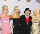 Hugh Hefner, Kristina, Karissa et Crystal lors de la soirée des Fox Reality Channel Really Awards au Misc Box à Hollywood le 13 octobre 2009