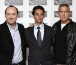 George Clooney et Kevin Spacey entourent Grant Heslov, à l'occasion de la présentation de  The men who stare at goats , dans le cadre du BFI London Film Festival, à Londres, le 15 octobre 2009 !