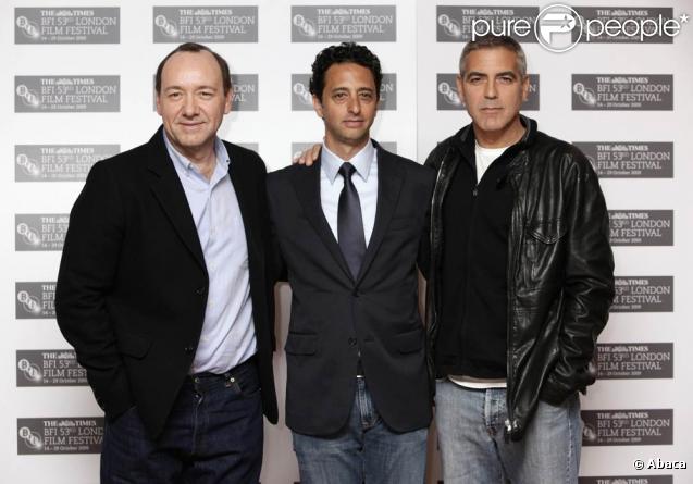 George Clooney et Kevin Spacey entourent Grant Heslov, à l'occasion de la présentation de  The men who stare at goats , dans le cadre du BFI London Film Festival, à Londres, le 15 octobre 2009 !
