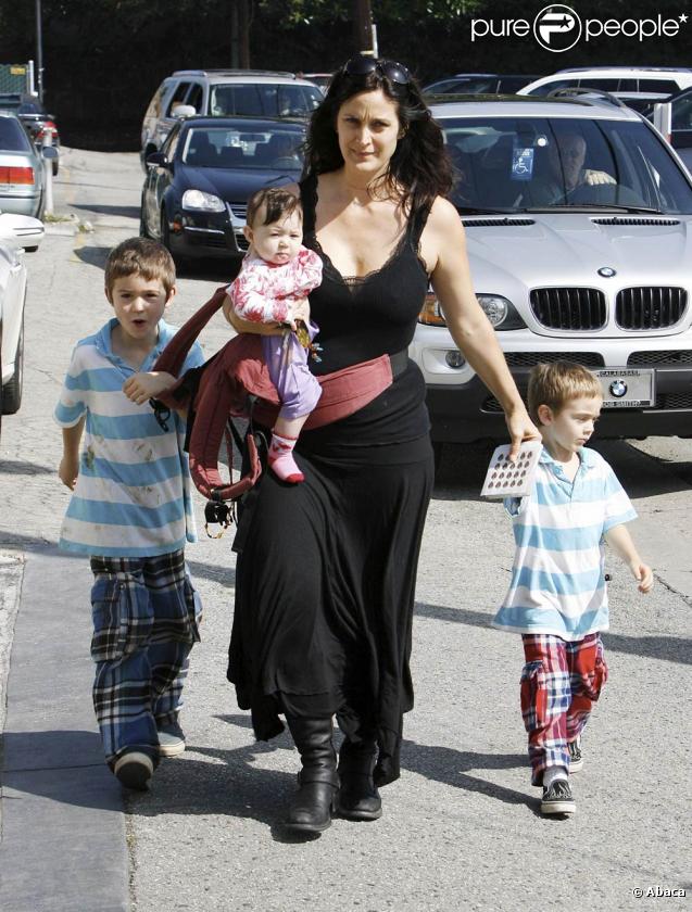 Carrie Ann Moss se promène accompagnée de ses enfants à Los Angeles le 15 octobre 2009
