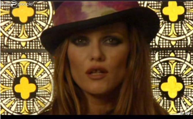 Vanessa Paradis,  Il y a  (image extraite du clip)