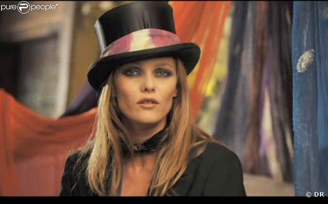 Vanessa Paradis,  Il y a  (image extraite du clip)