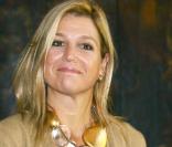 Maxima des Pays-Bas découvre un éventail avec des photos de ses trois fillettes, lors d'une exposition à Amsterdam, le 16 octobre 2009