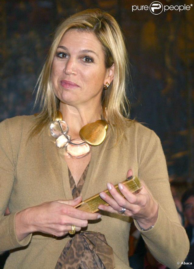 Maxima des Pays-Bas découvre un éventail avec des photos de ses trois fillettes, lors d'une exposition à Amsterdam, le 16 octobre 2009