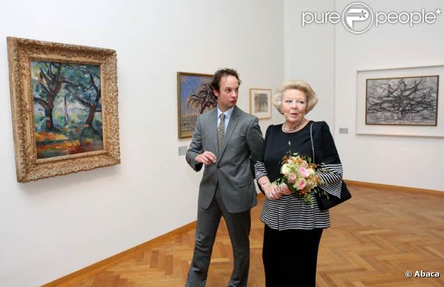 La reine Beatrix des Pays-Bas inaugure l'expo Cezanne - Picasso - Mondrian à La Haye, le 16 octobre 2009