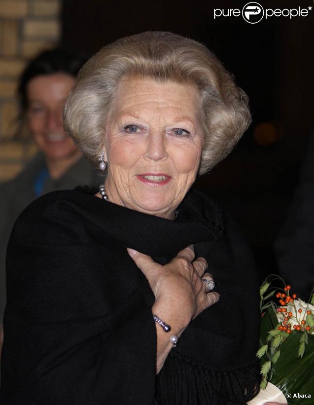 La reine Beatrix des Pays-Bas inaugure l'expo Cezanne - Picasso - Mondrian à La Haye, le 16 octobre 2009