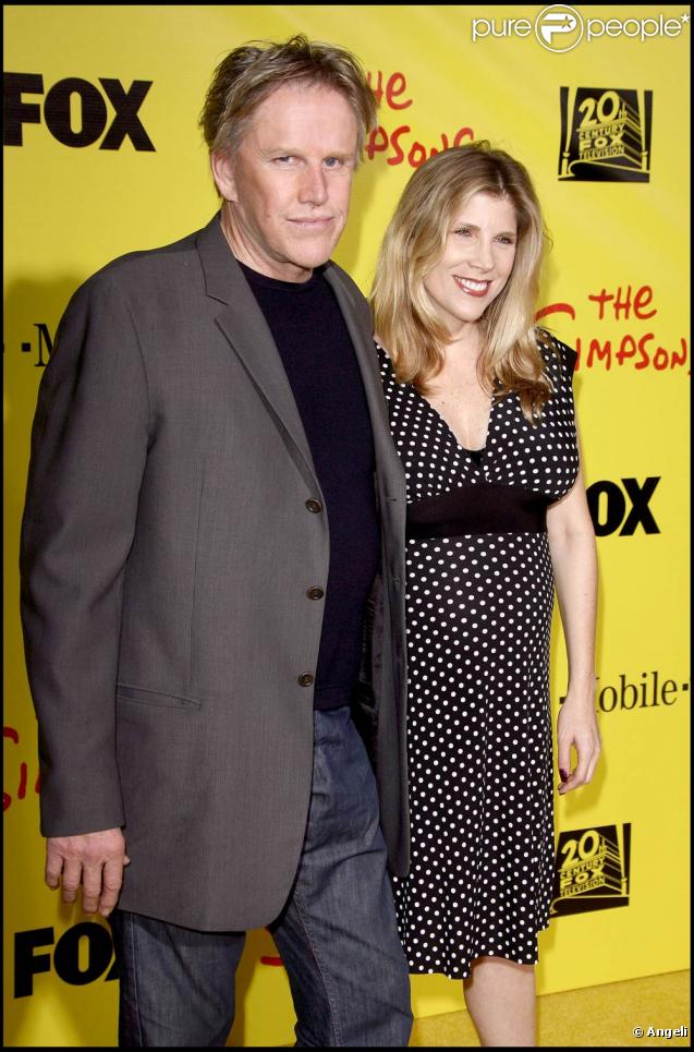 Gary Busey en charmante compagnie, à l'occasion des 20 ans de la série animée  Les Simpsons , à Santa Monica, le 18 octobre 2009 !