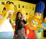 Le mannequin Brittny Gastineau entourée de tous les Simpson, à l'occasion des 20 ans de la série animée  Les Simpsons , à Santa Monica, le 18 octobre 2009 !